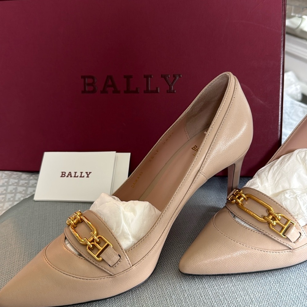 Women’s 36.5 Bally natural color with gold 3” pump